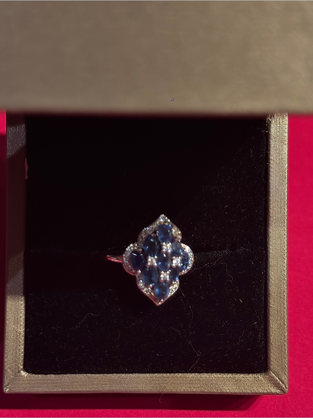 Sapphire ring with adjustable sizing